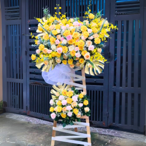 Kệ hoa khai trương hoa hồng vàng